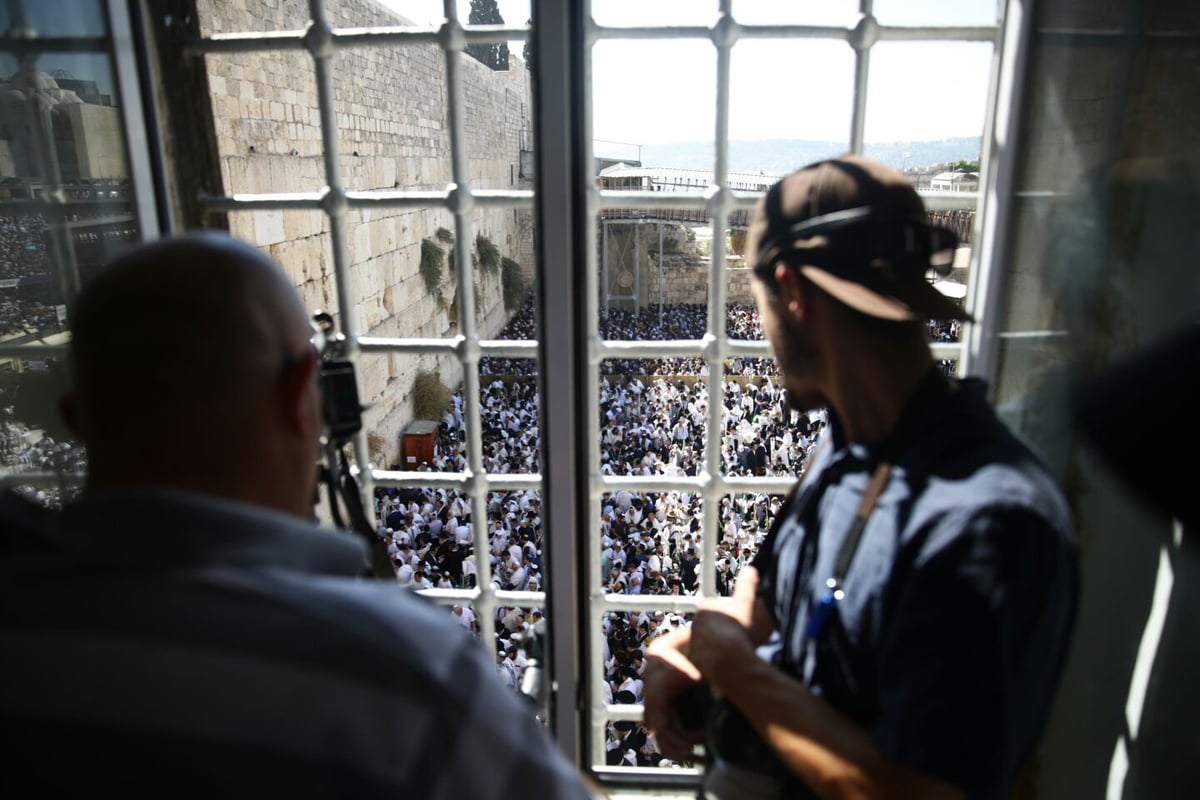 מעמד 'ברכת כהנים' של מוסף בכותל המערבי. צפו