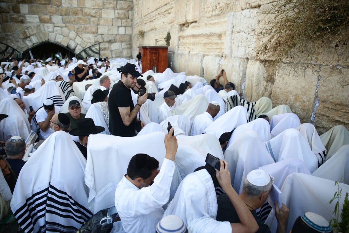 תיעוד: ברכת כהנים של שחרית - בכותל המערבי. צפו