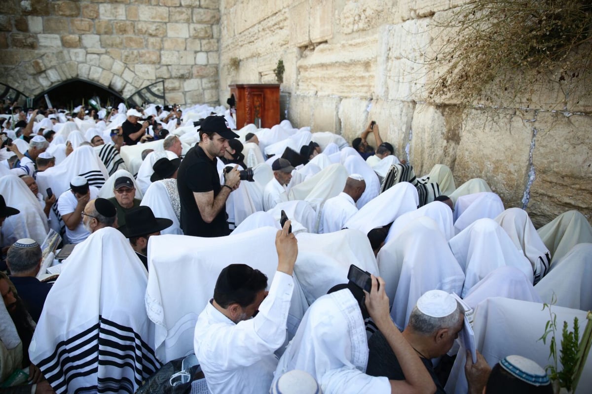 תיעוד: ברכת כהנים של שחרית - בכותל המערבי. צפו