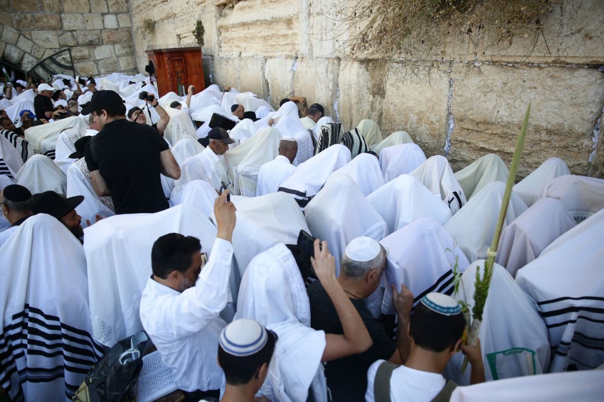 תיעוד: ברכת כהנים של שחרית - בכותל המערבי. צפו