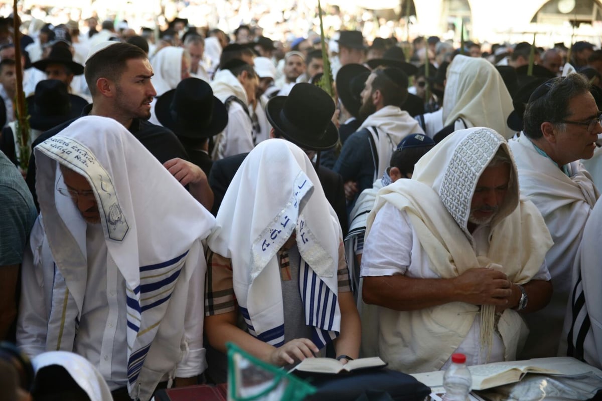 תיעוד: ברכת כהנים של שחרית - בכותל המערבי. צפו