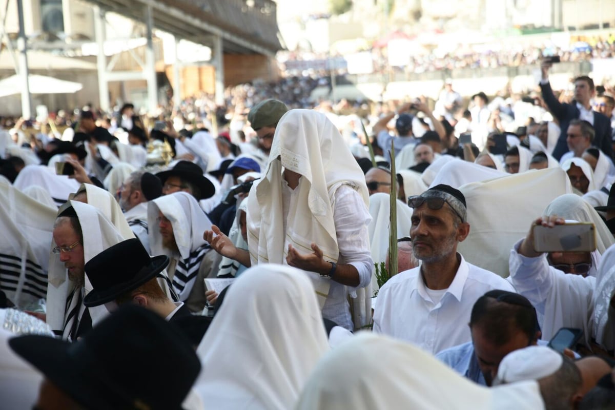 תיעוד: ברכת כהנים של שחרית - בכותל המערבי. צפו