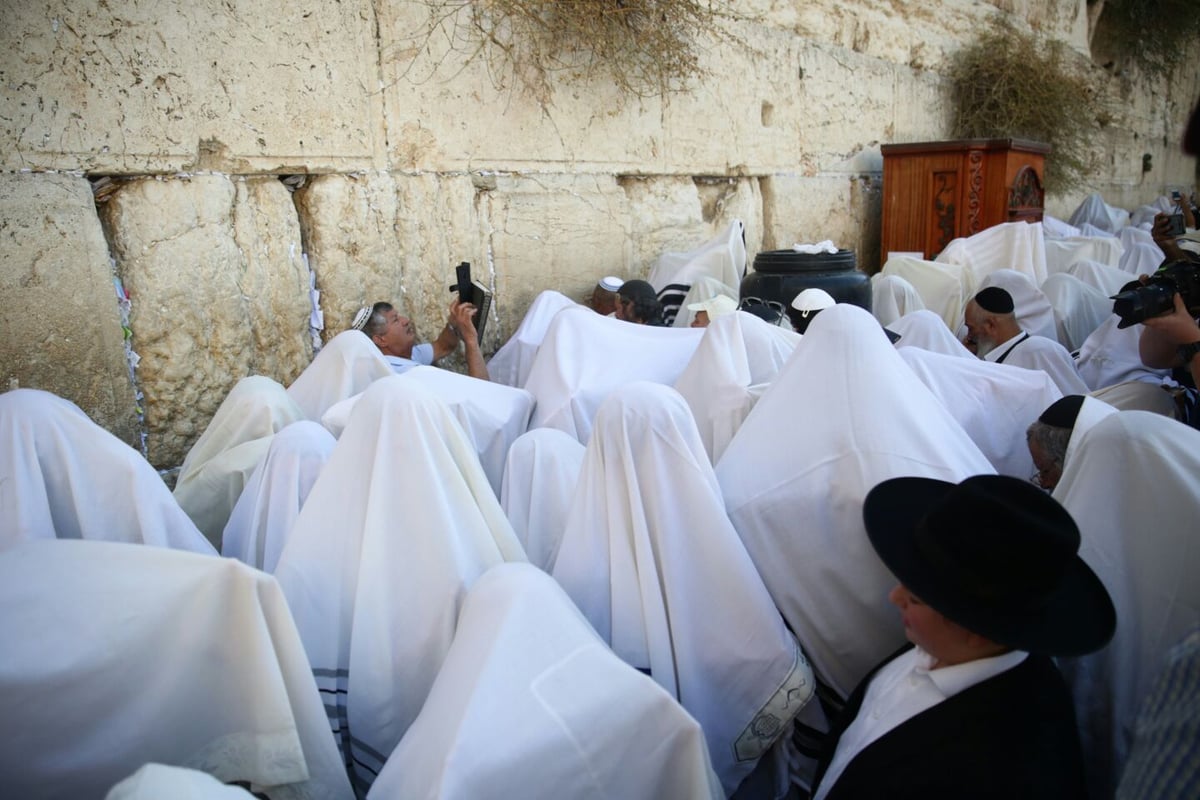 תיעוד: ברכת כהנים של שחרית - בכותל המערבי. צפו