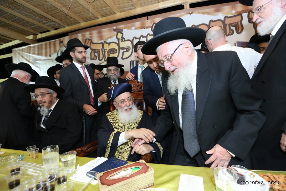 אלפים הקבילו את פני הגר"ש עמאר. תיעוד