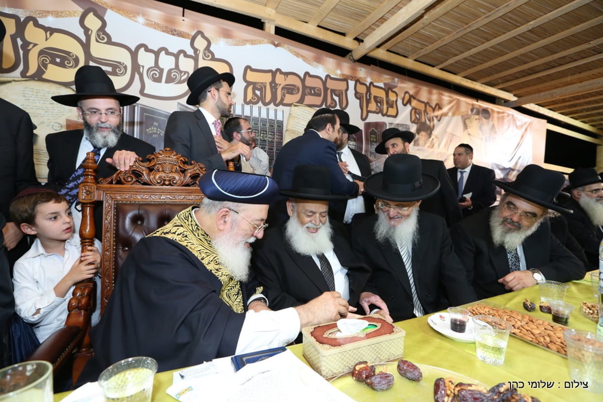 אלפים הקבילו את פני הגר"ש עמאר. תיעוד