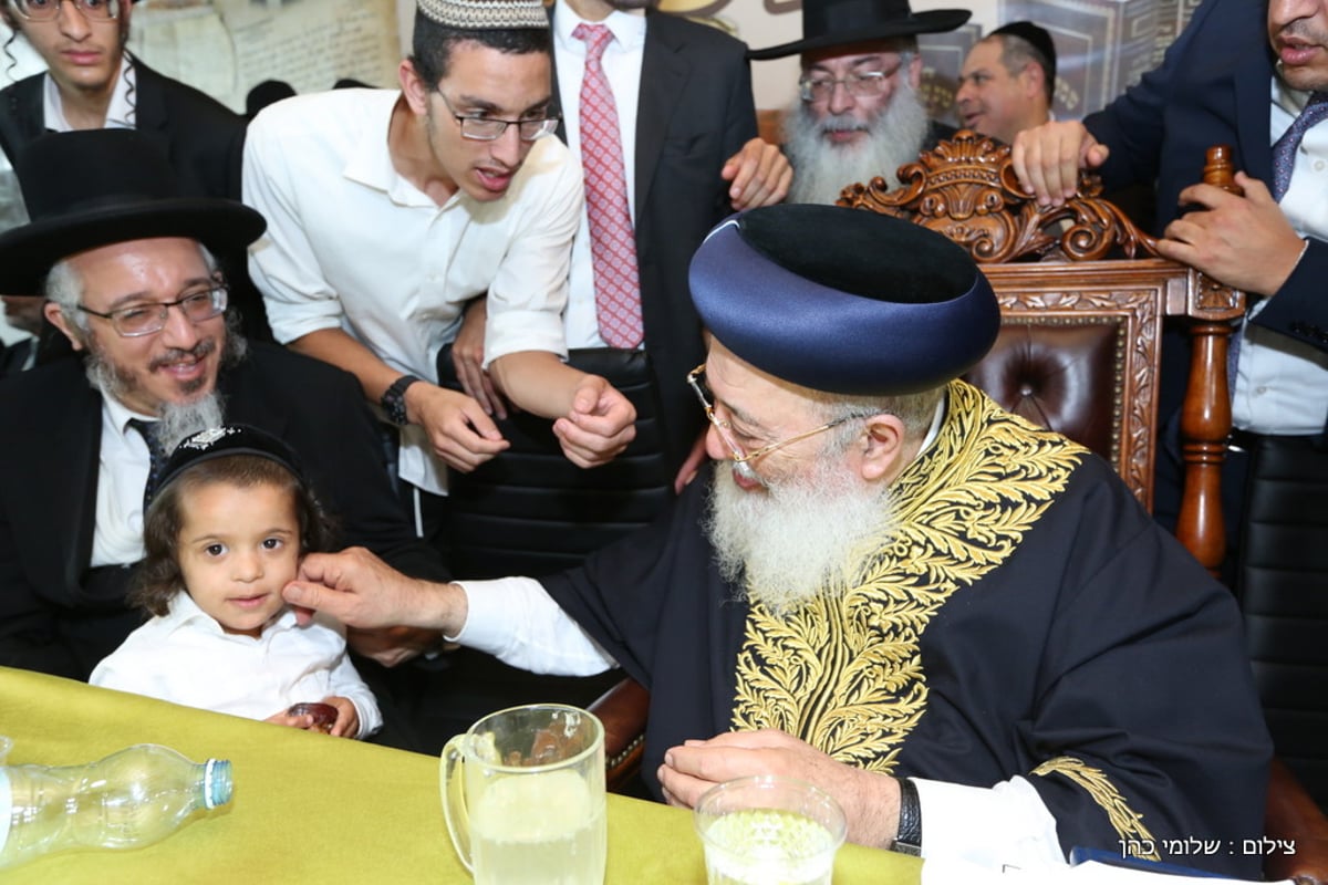 אלפים הקבילו את פני הגר"ש עמאר. תיעוד