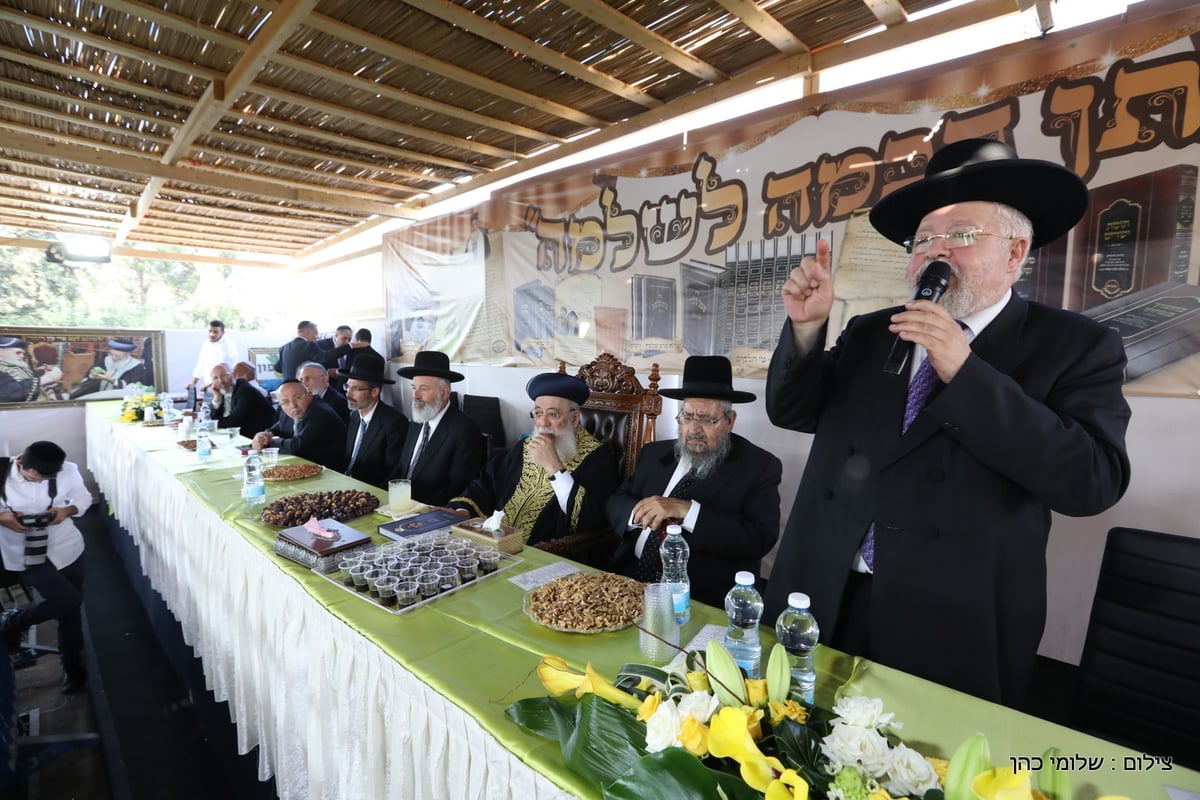 אלפים הקבילו את פני הגר"ש עמאר. תיעוד