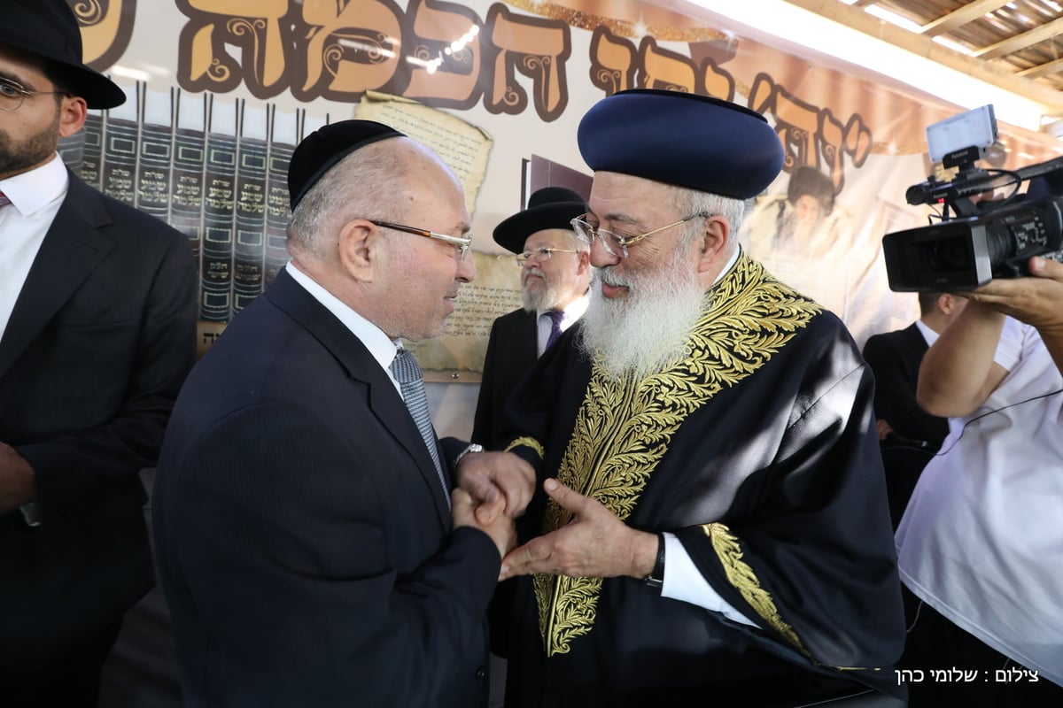 אלפים הקבילו את פני הגר"ש עמאר. תיעוד