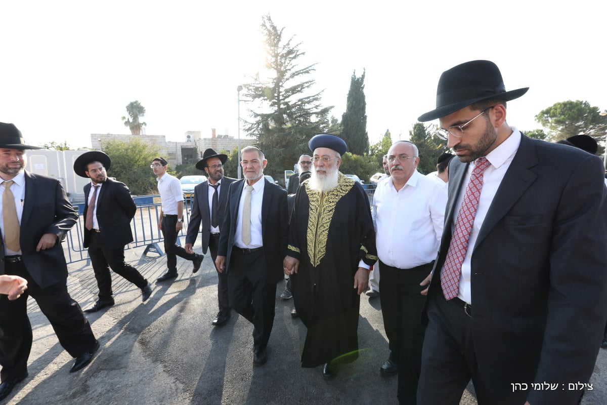 אלפים הקבילו את פני הגר"ש עמאר. תיעוד