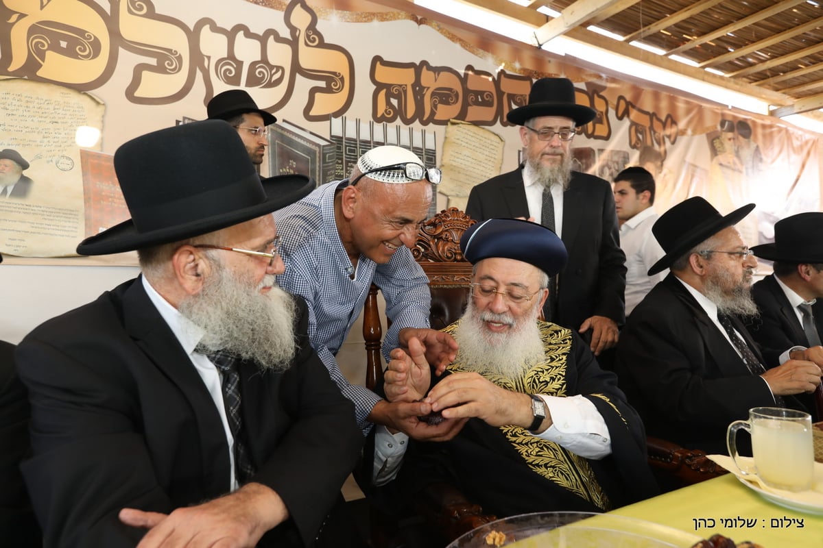 אלפים הקבילו את פני הגר"ש עמאר. תיעוד