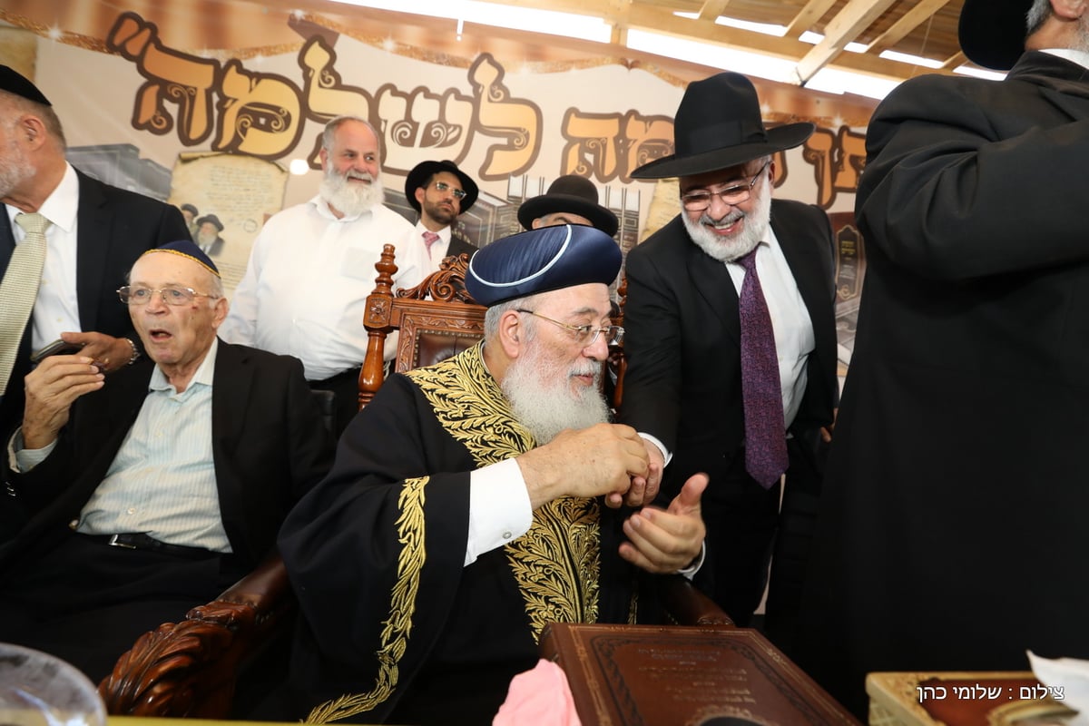 אלפים הקבילו את פני הגר"ש עמאר. תיעוד