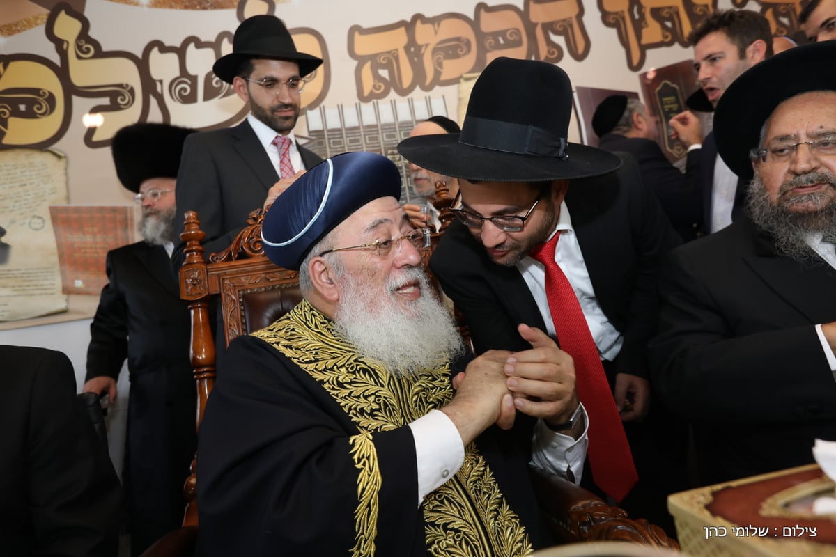 אלפים הקבילו את פני הגר"ש עמאר. תיעוד