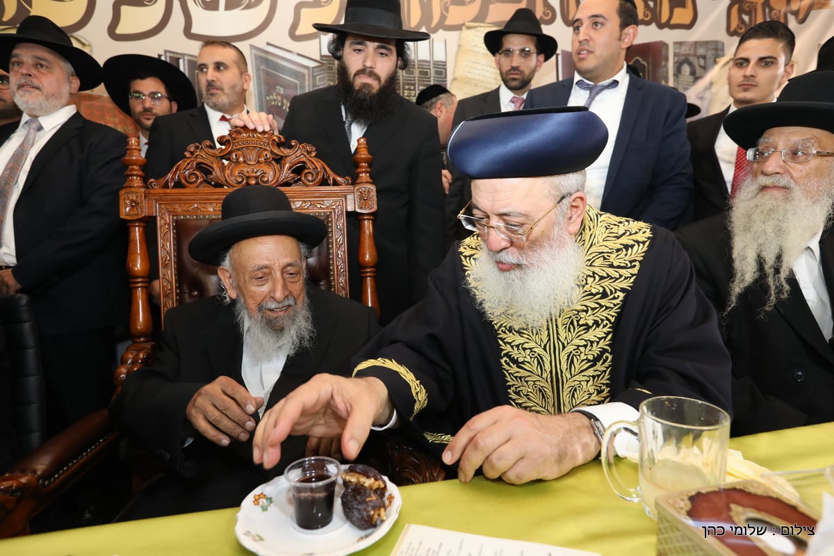 אלפים הקבילו את פני הגר"ש עמאר. תיעוד