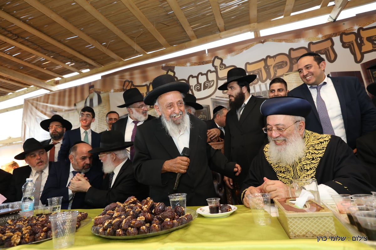 אלפים הקבילו את פני הגר"ש עמאר. תיעוד