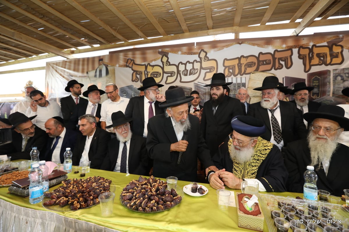 אלפים הקבילו את פני הגר"ש עמאר. תיעוד