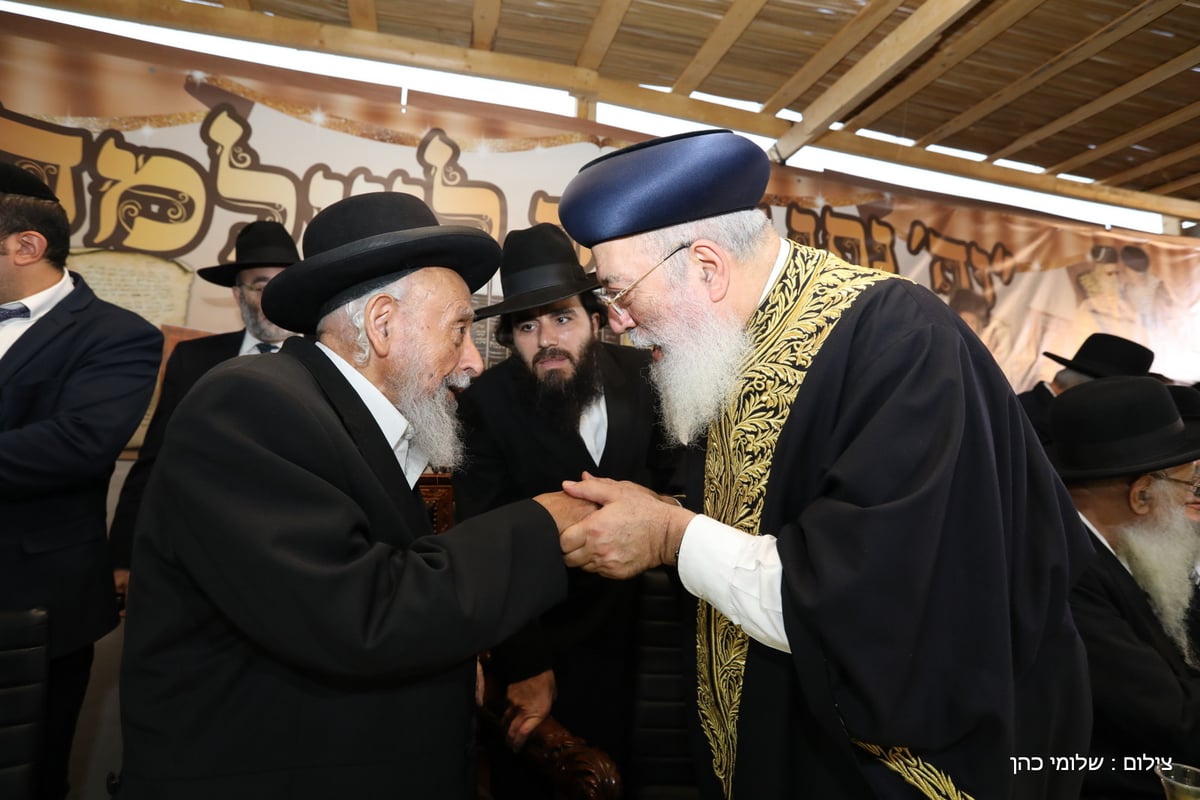 אלפים הקבילו את פני הגר"ש עמאר. תיעוד