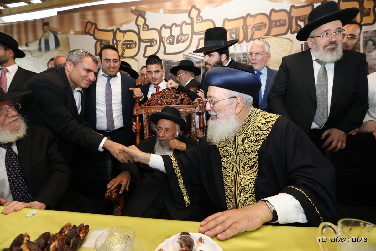 אלפים הקבילו את פני הגר"ש עמאר. תיעוד