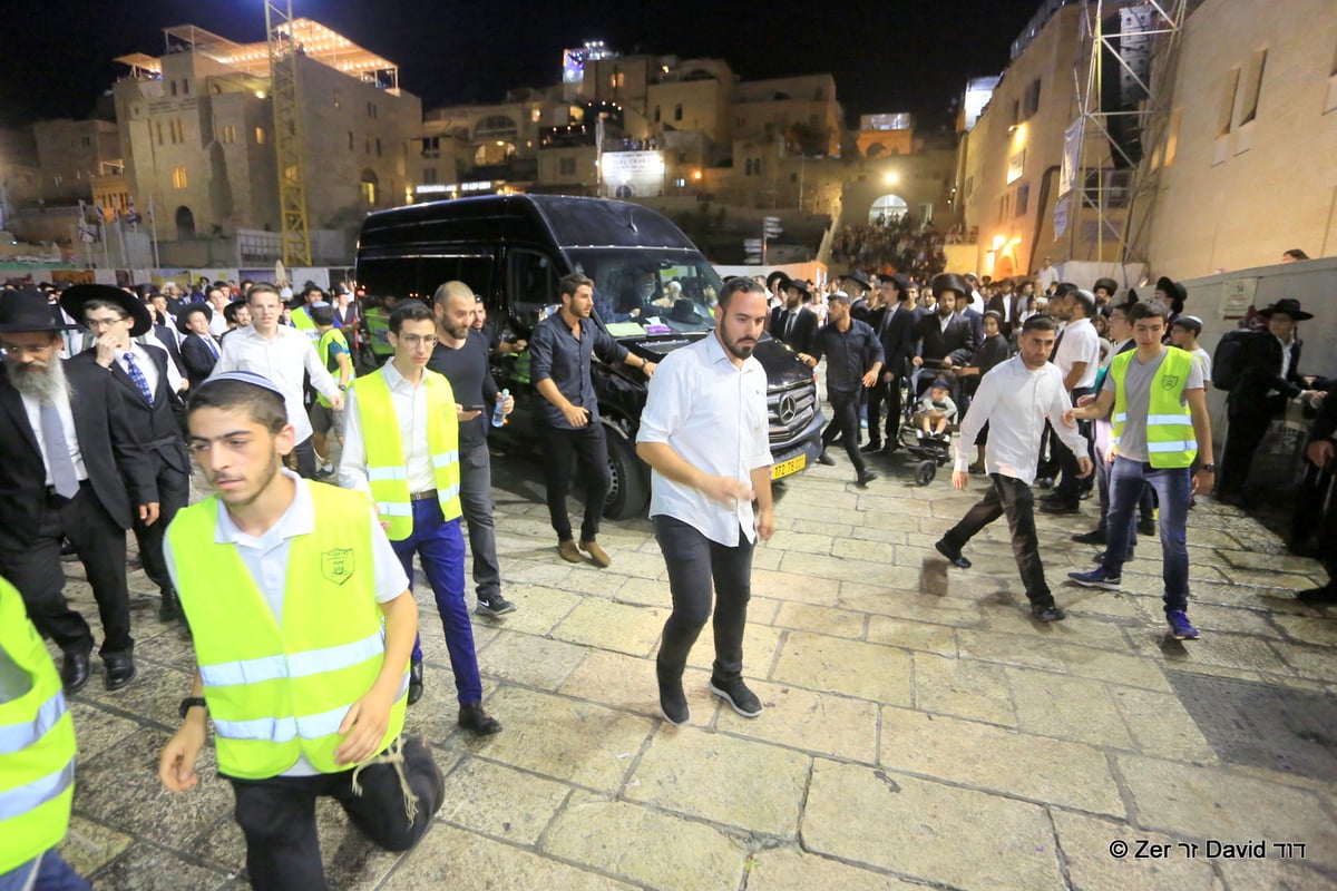 ה'עלייה לרגל' של הגר"ח קנייבסקי • תיעוד ענק