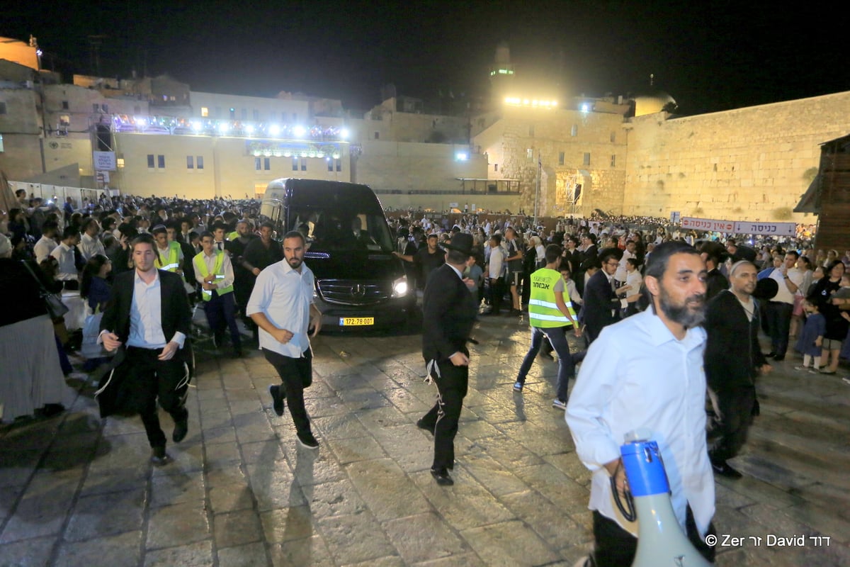 ה'עלייה לרגל' של הגר"ח קנייבסקי • תיעוד ענק