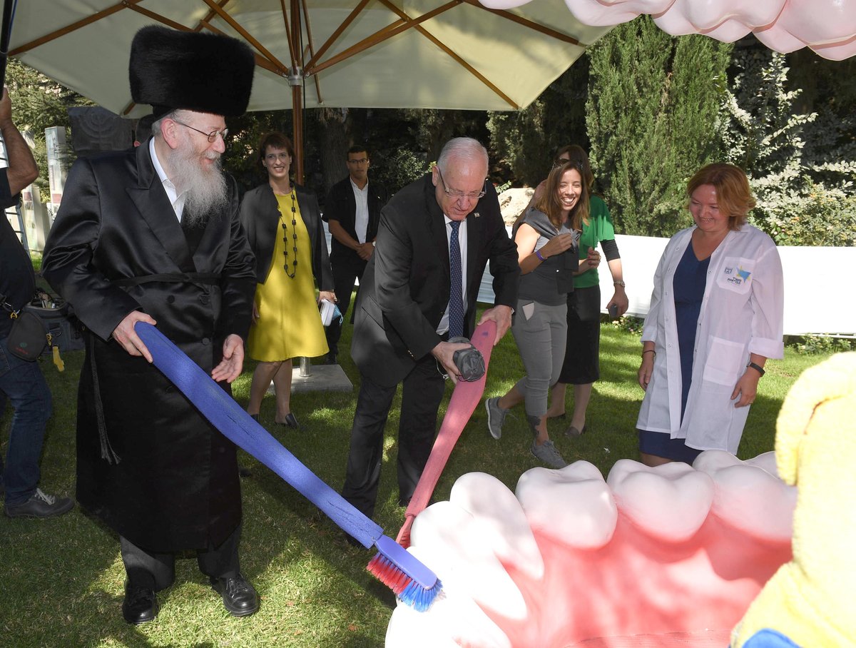 הנשיא ריבלין וליצמן "צחצחו שיניים" בסוכה