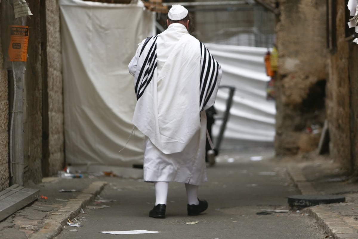 לבוש ה"וויסע קאפטען" במאה שערים. צפו