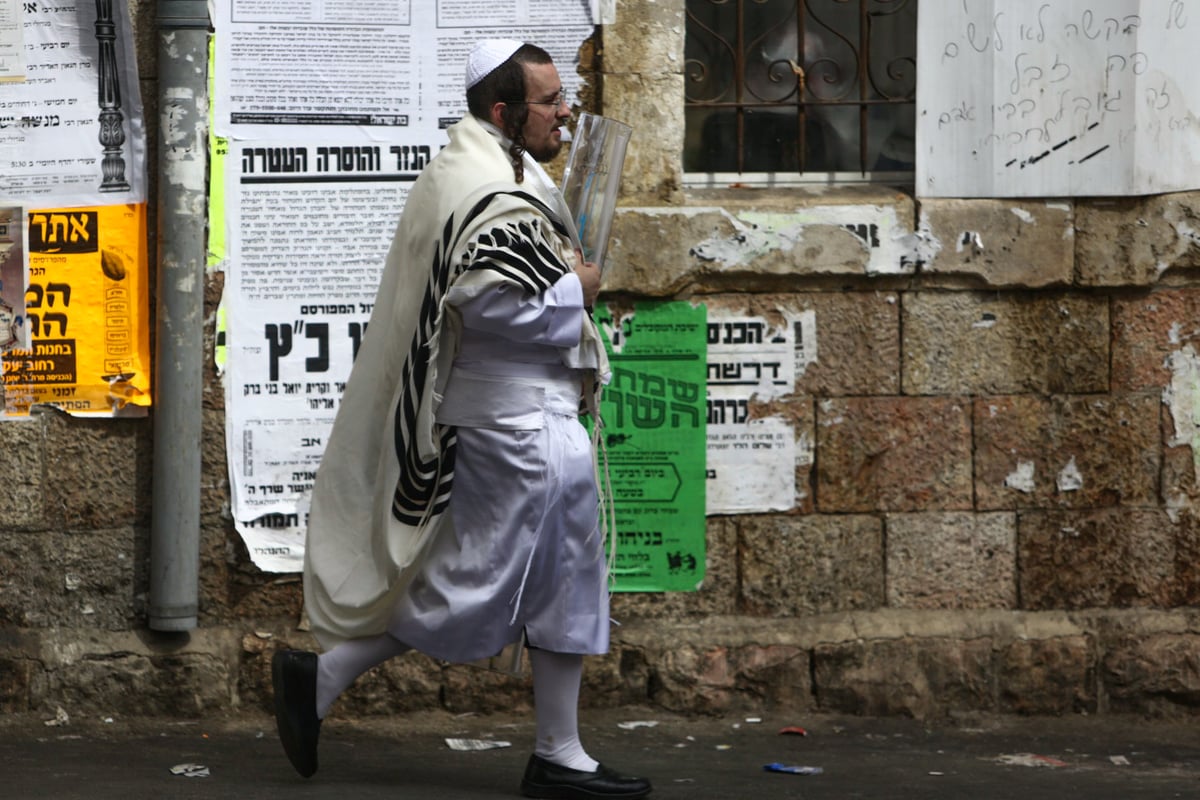 לבוש ה"וויסע קאפטען" במאה שערים. צפו