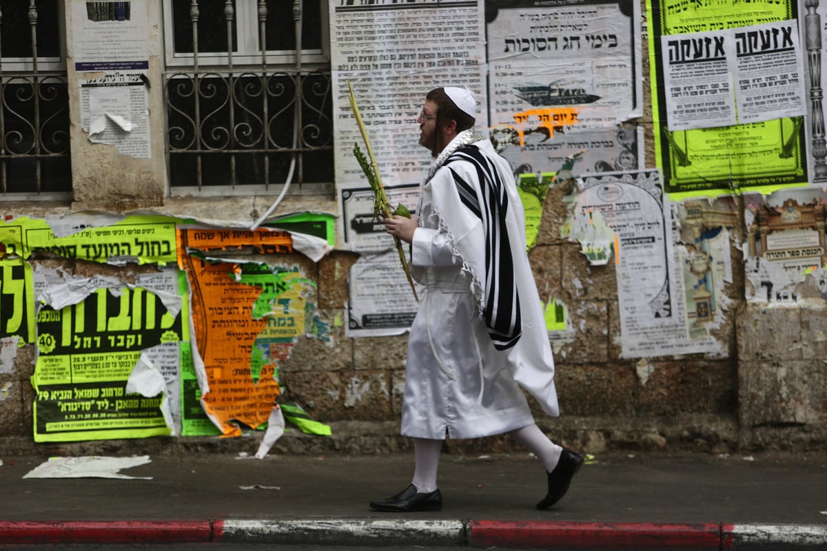 לבוש ה"וויסע קאפטען" במאה שערים. צפו