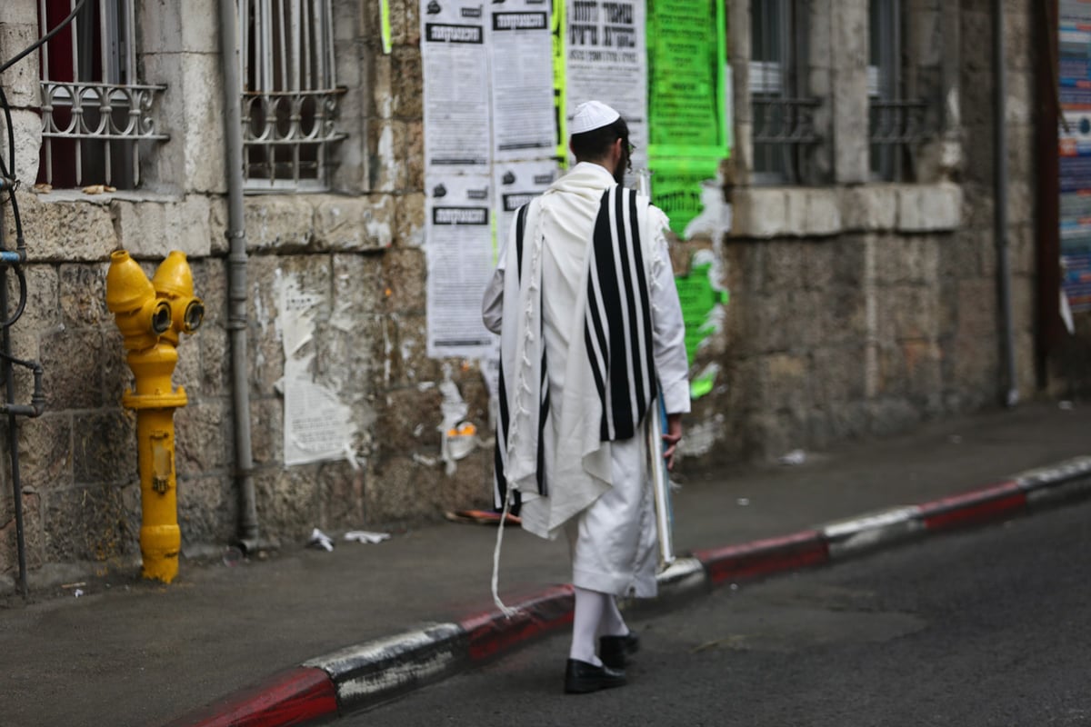 לבוש ה"וויסע קאפטען" במאה שערים. צפו