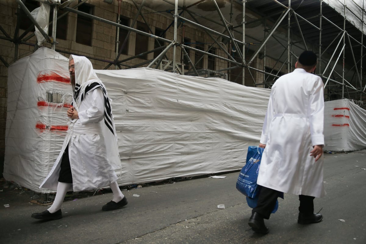 לבוש ה"וויסע קאפטען" במאה שערים. צפו