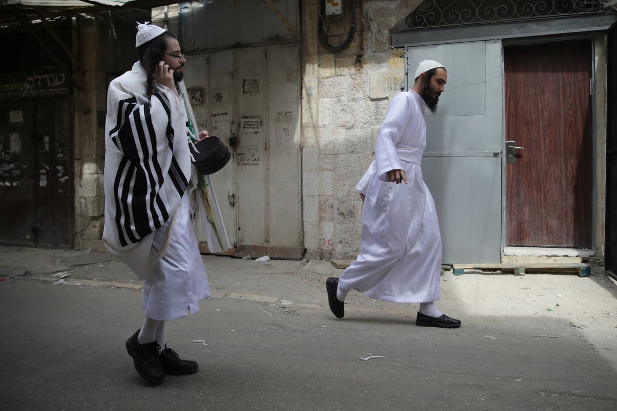 לבוש ה"וויסע קאפטען" במאה שערים. צפו