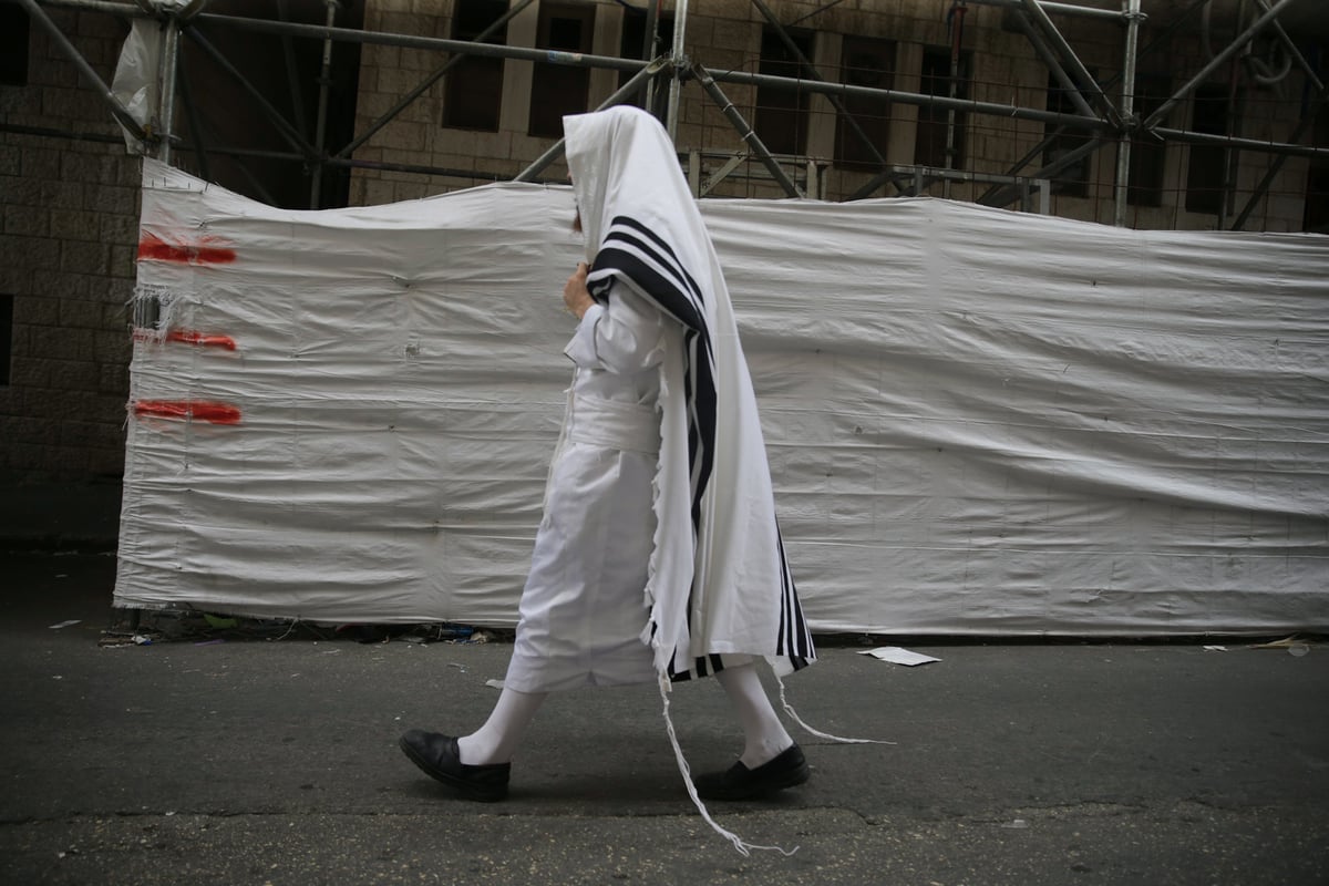 לבוש ה"וויסע קאפטען" במאה שערים. צפו