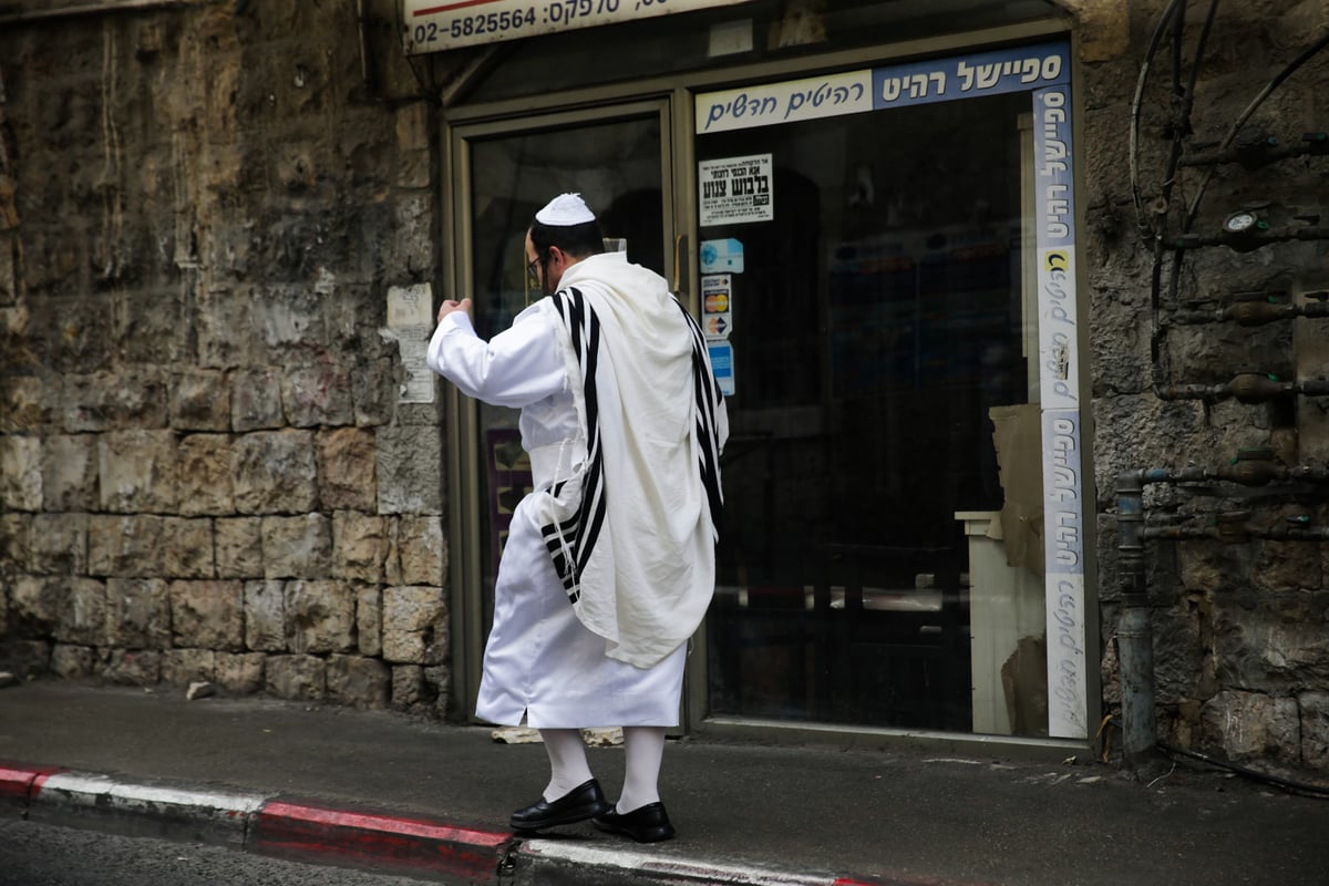 לבוש ה"וויסע קאפטען" במאה שערים. צפו