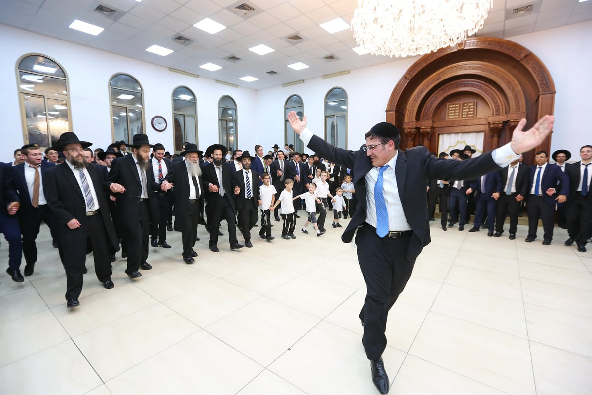 שמחת בית השואבה ב"באר התורה". צפו