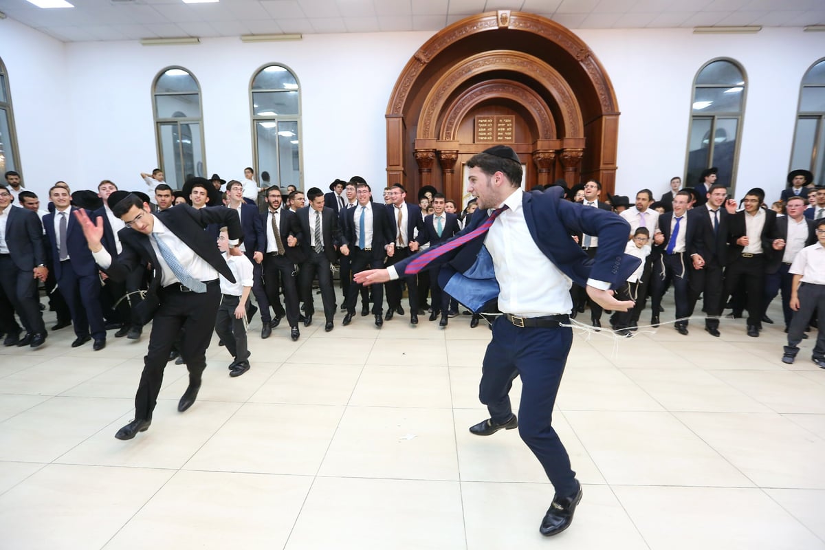 שמחת בית השואבה ב"באר התורה". צפו