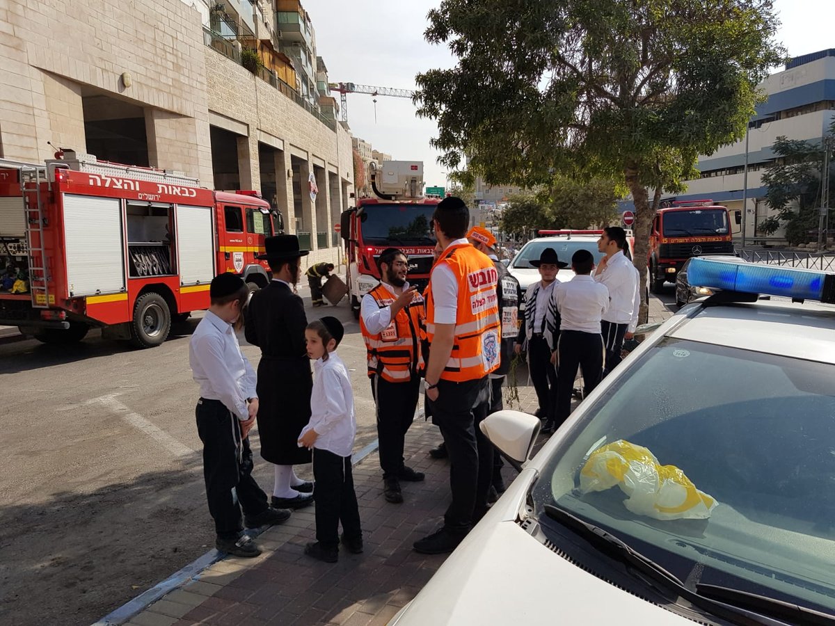 שריפה בבניין בגני גאולה; ילד נפצע קל