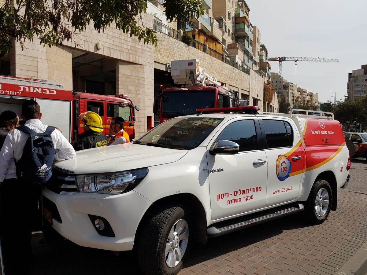 שריפה בבניין בגני גאולה; ילד נפצע קל