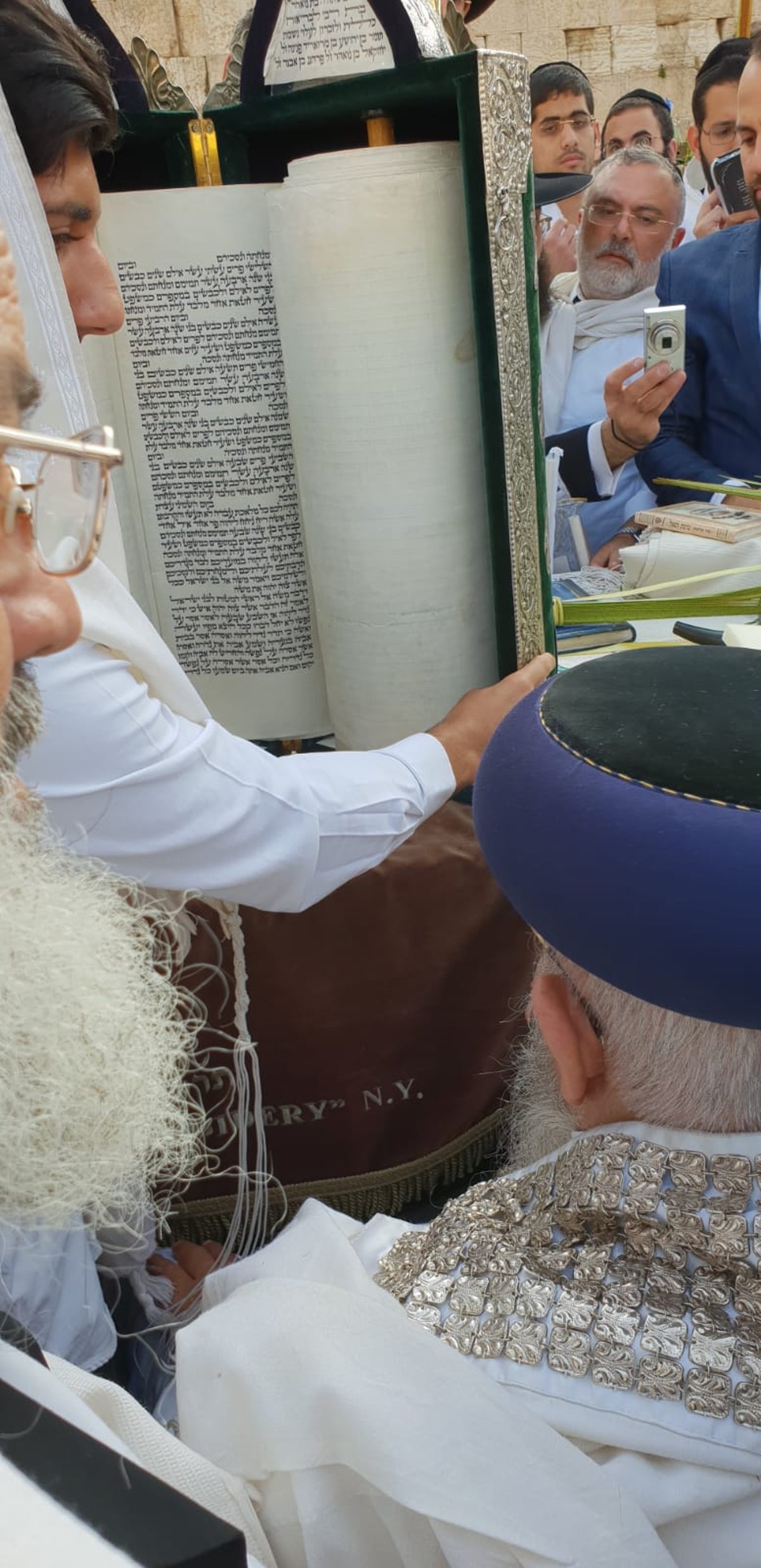 תיעוד: הראשל"צ הגאון רבי אליהו בקשי דורון בכותל