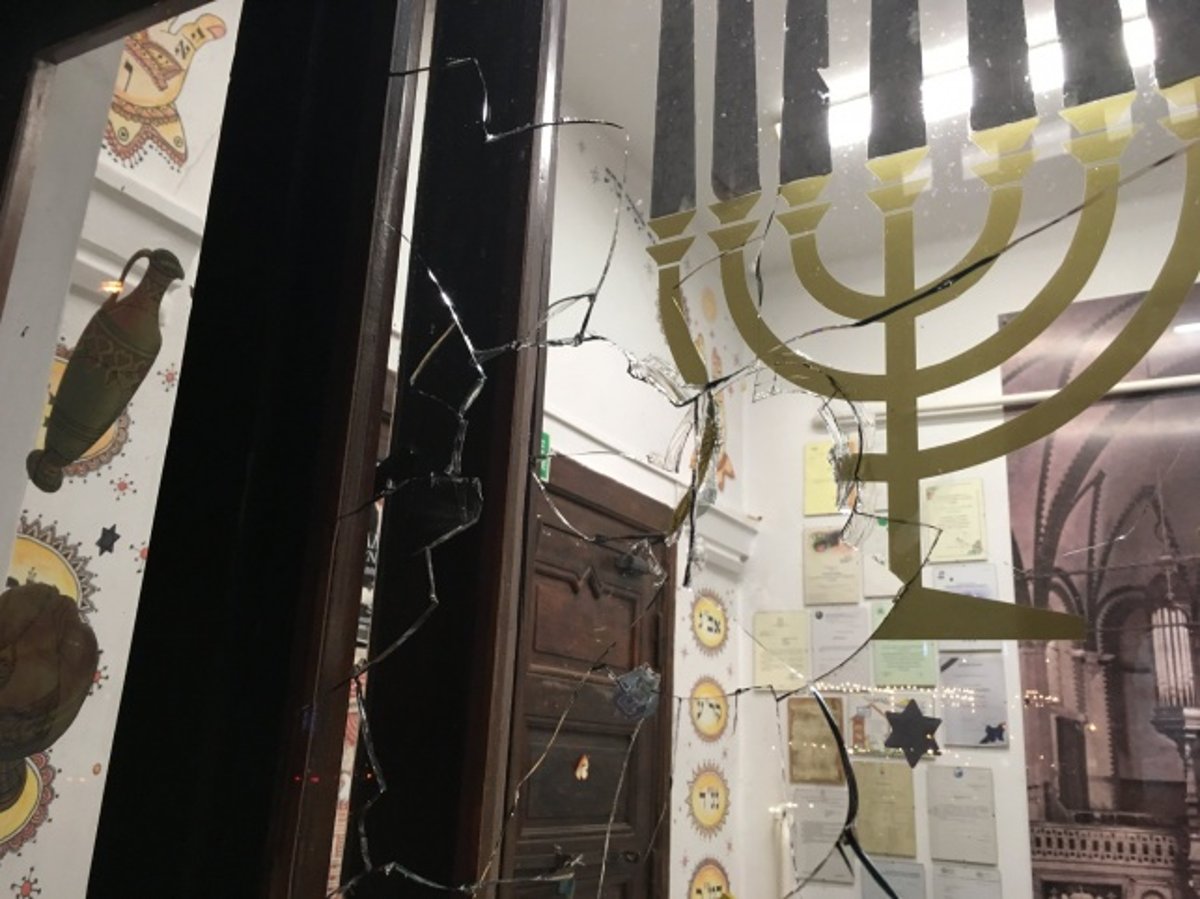 הנזק שנגרם לחלון בית הכנסת
