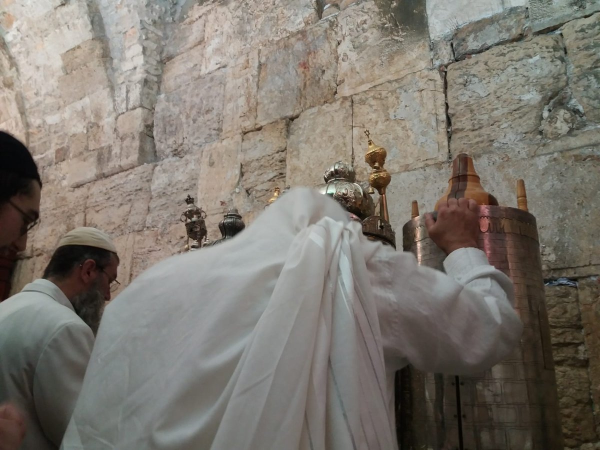 תיעוד: מנייני 'הקפות שניות' בכותל המערבי