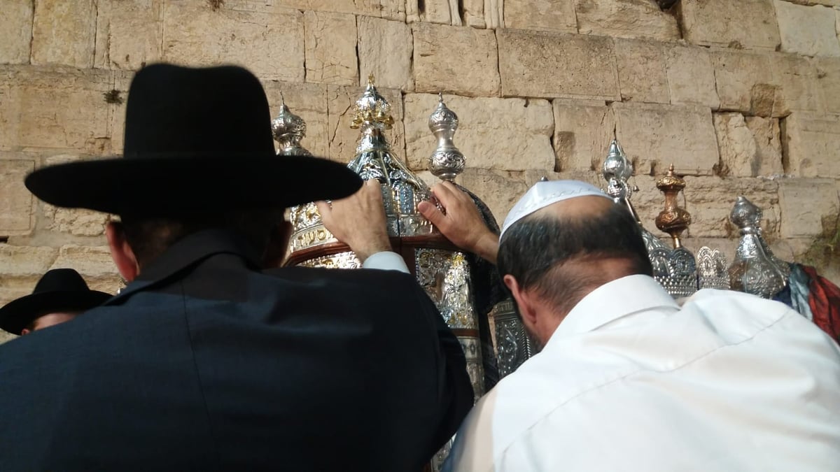 תיעוד: מנייני 'הקפות שניות' בכותל המערבי