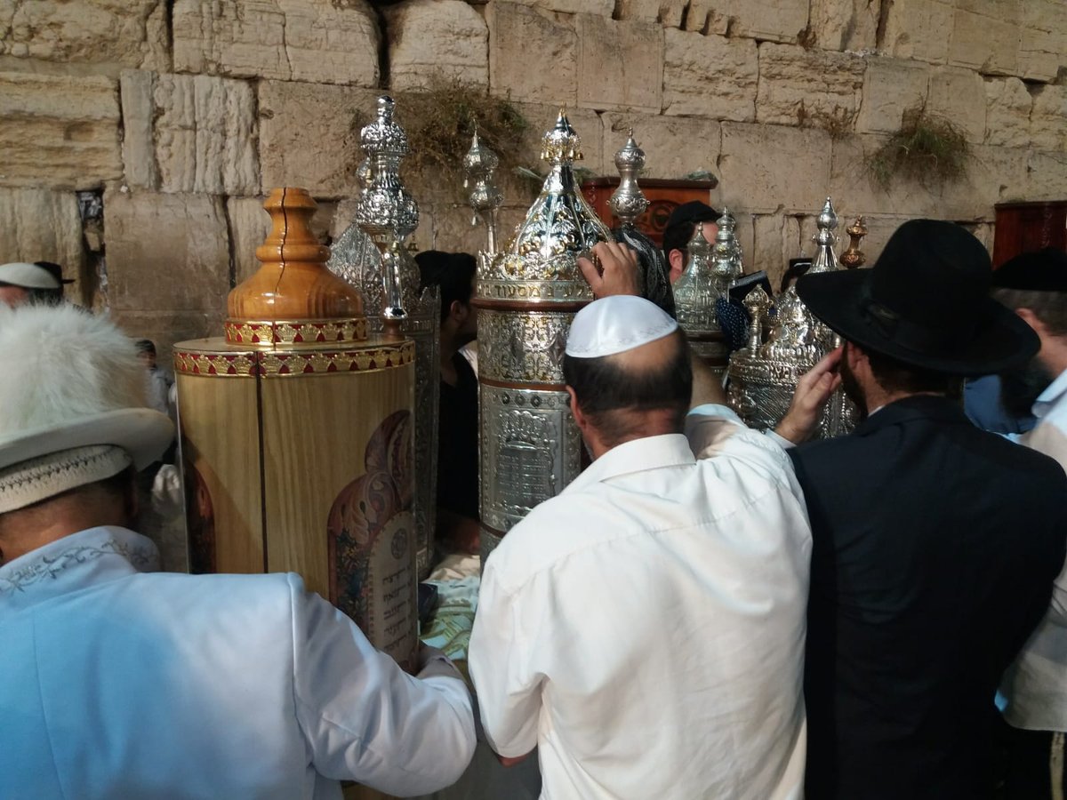 תיעוד: מנייני 'הקפות שניות' בכותל המערבי