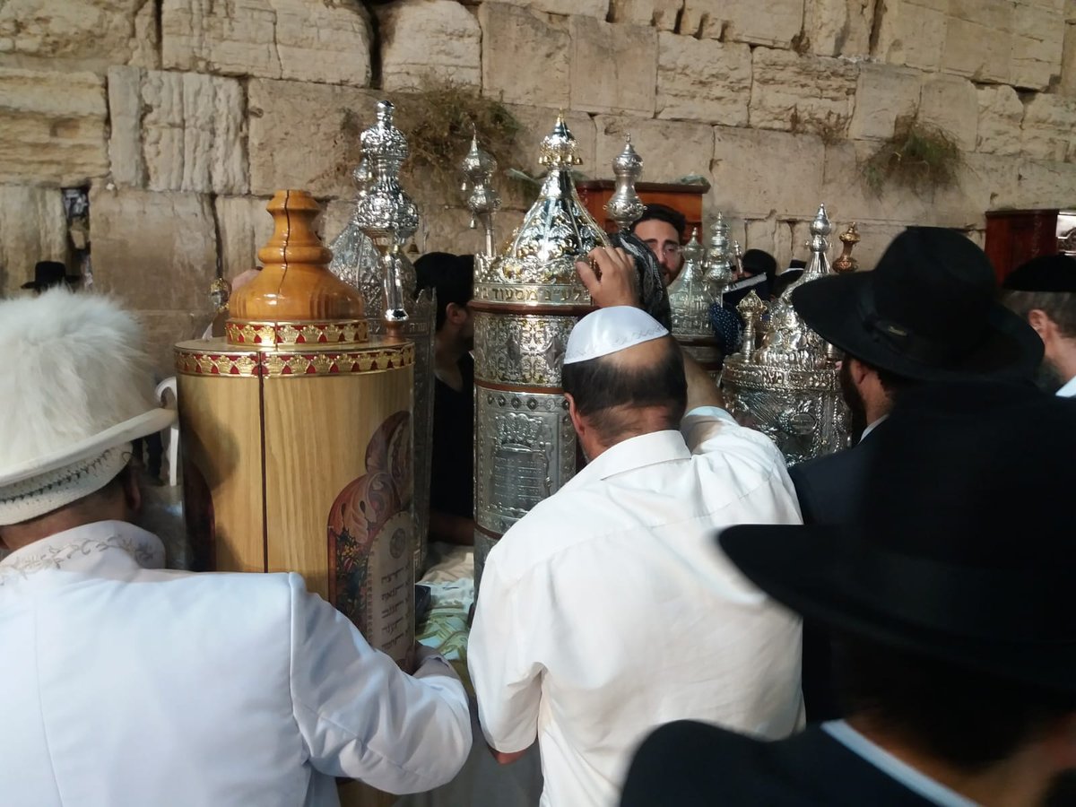 תיעוד: מנייני 'הקפות שניות' בכותל המערבי