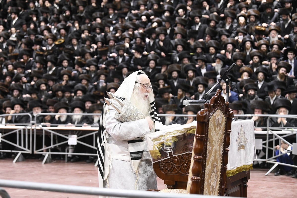 זריקת התפוחים וההקפות: "שמחת תורה" בצאנז