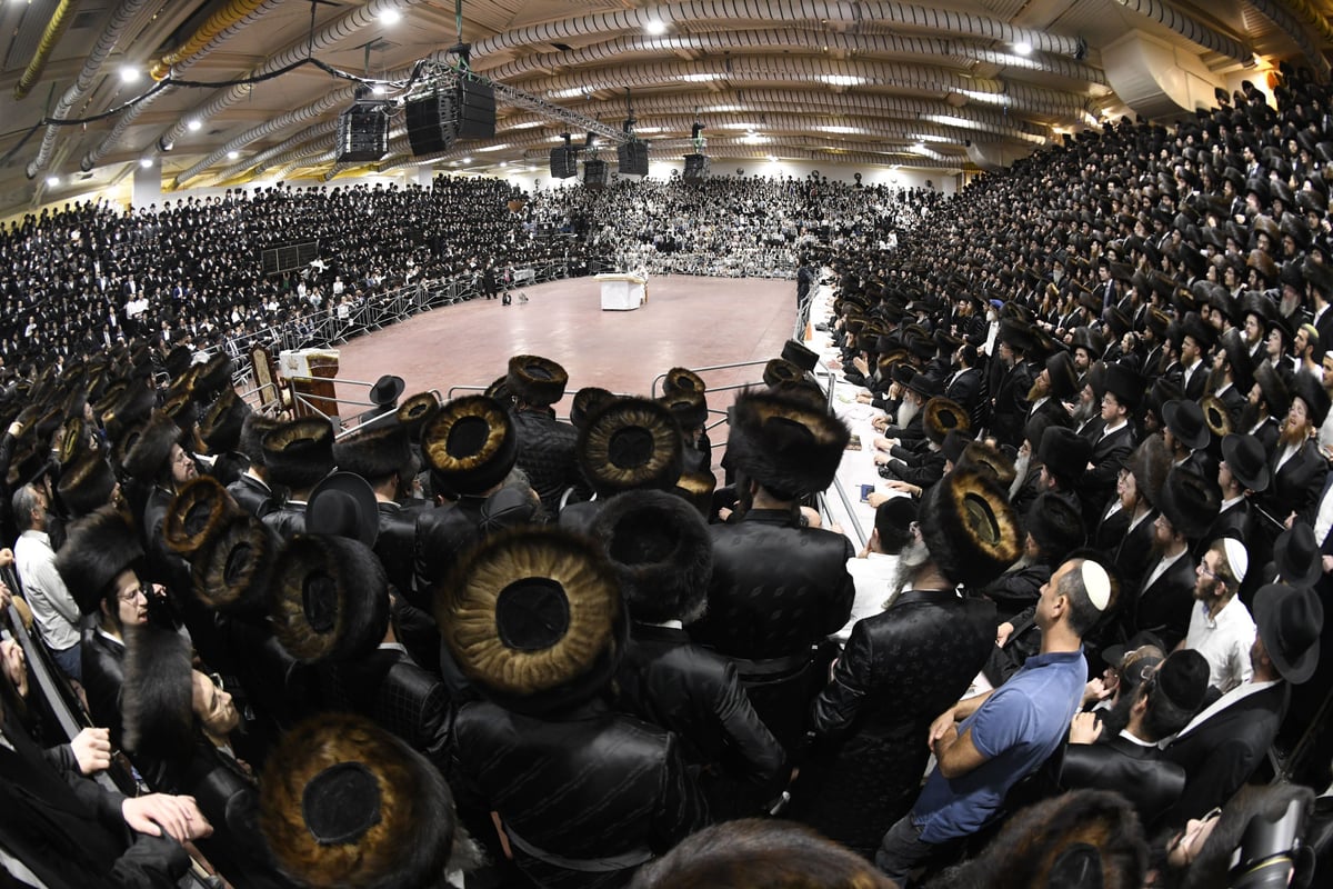 זריקת התפוחים וההקפות: "שמחת תורה" בצאנז