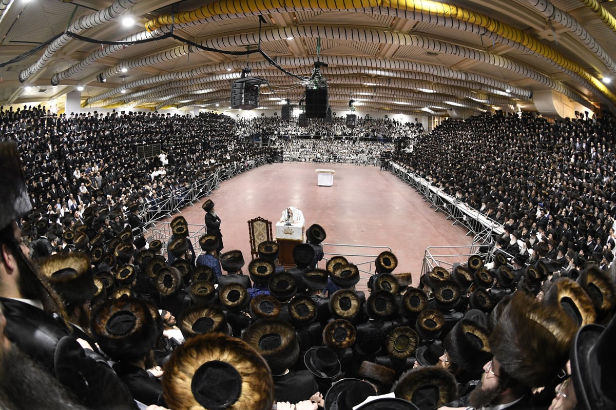 זריקת התפוחים וההקפות: "שמחת תורה" בצאנז