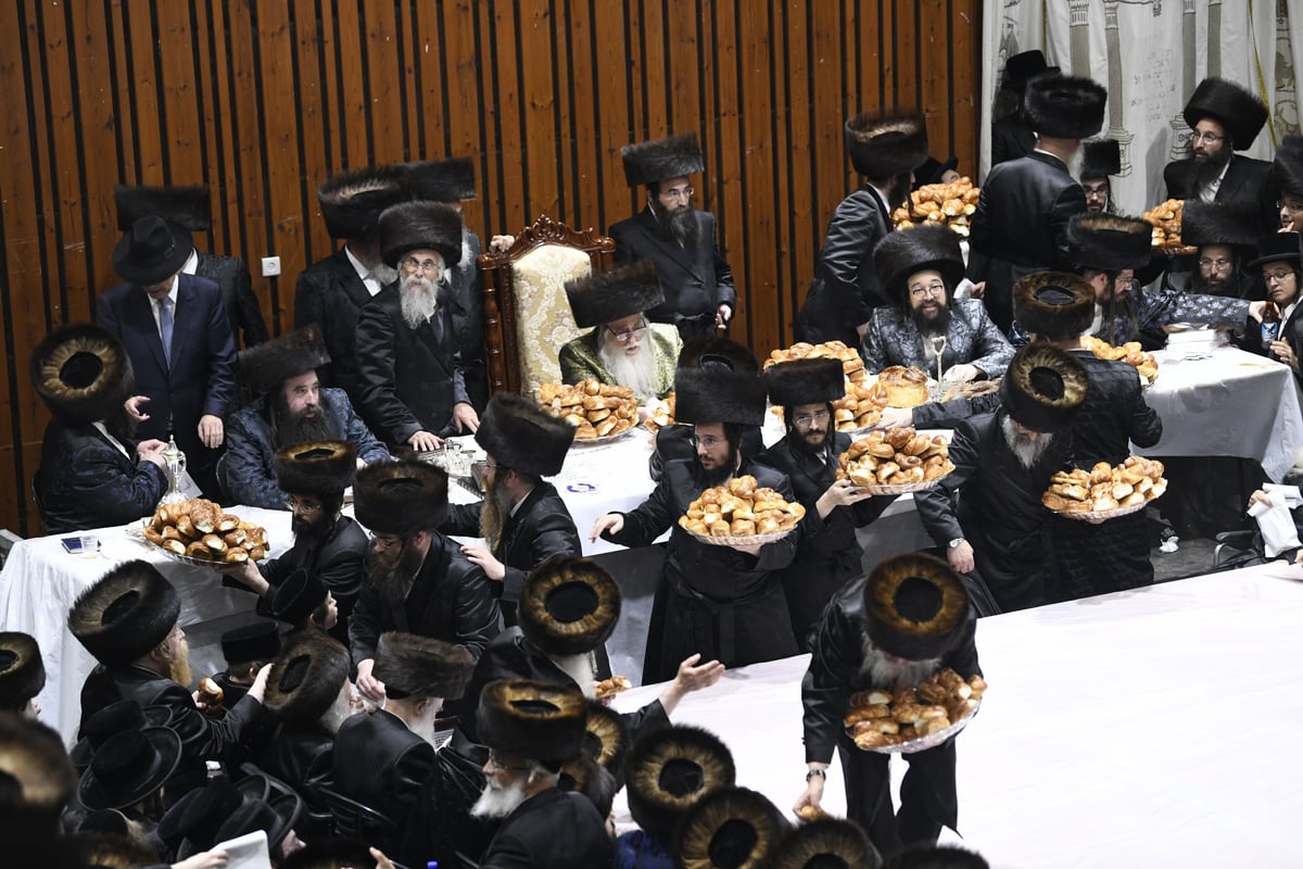 זריקת התפוחים וההקפות: "שמחת תורה" בצאנז