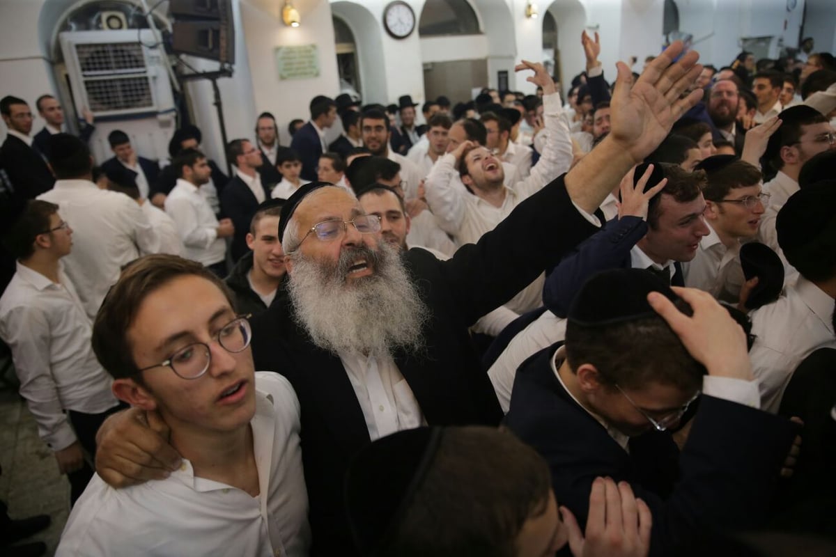 בדמעות ובגיל: הקפות שניות בישיבת רש"י