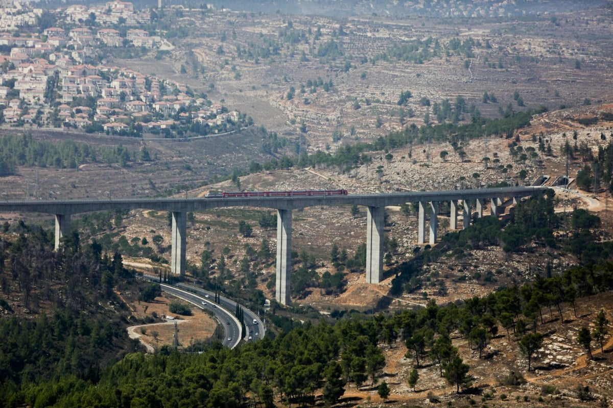 ירושלים - מגג בית המדרש של בעלזא. צפו