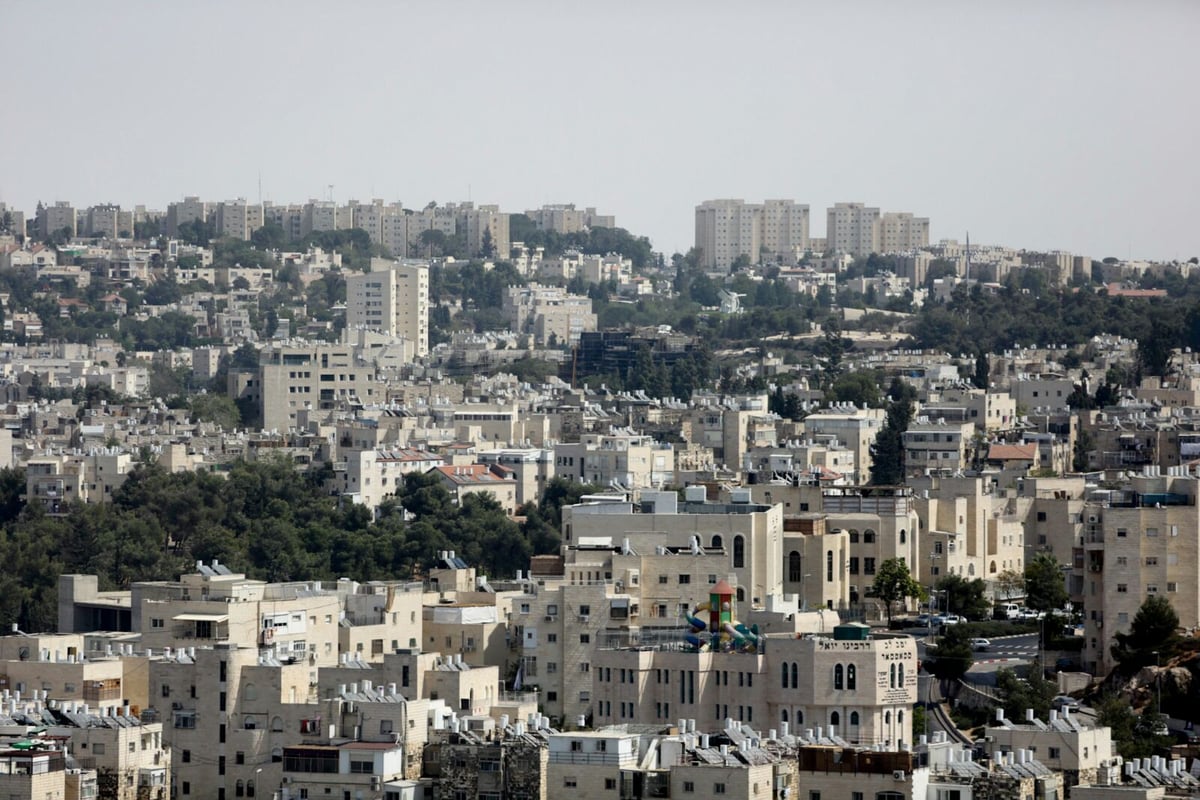 ירושלים - מגג בית המדרש של בעלזא. צפו