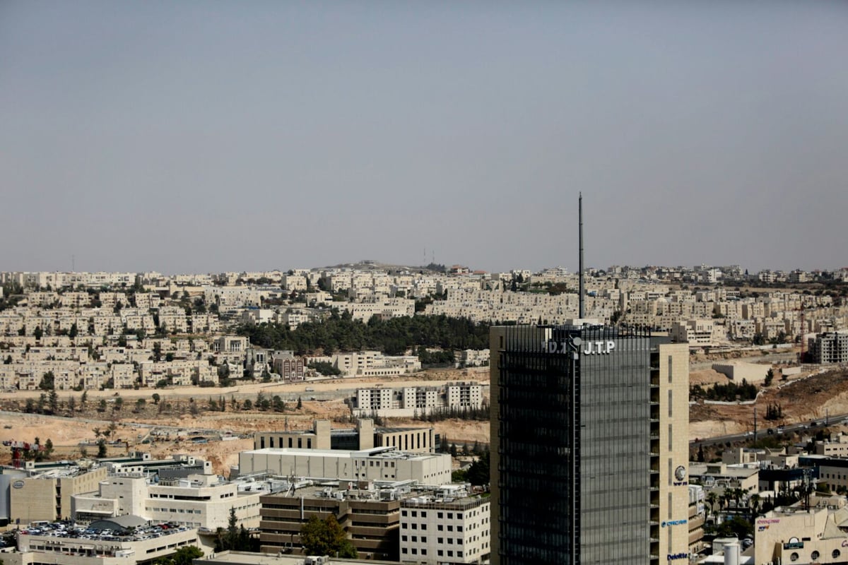 ירושלים - מגג בית המדרש של בעלזא. צפו